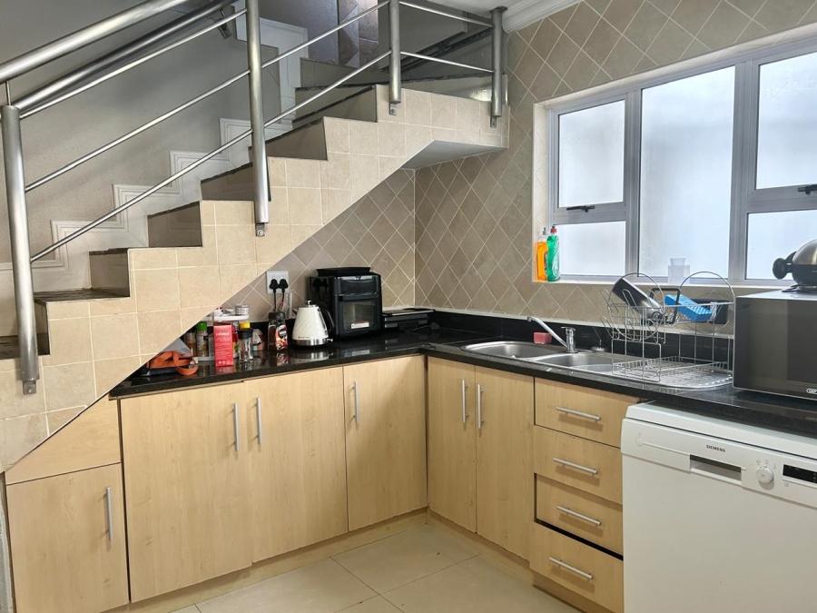 To Let 2 Bedroom Property for Rent in Sea Point Western Cape